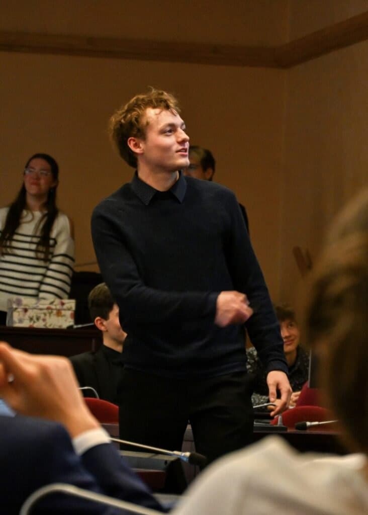 Matyáš Mlnařík obhajuje technické řešení projektu Hope To See před porotou