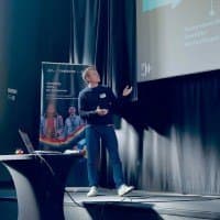 Matyáš Mlnařík při přednášce na pódiu konference